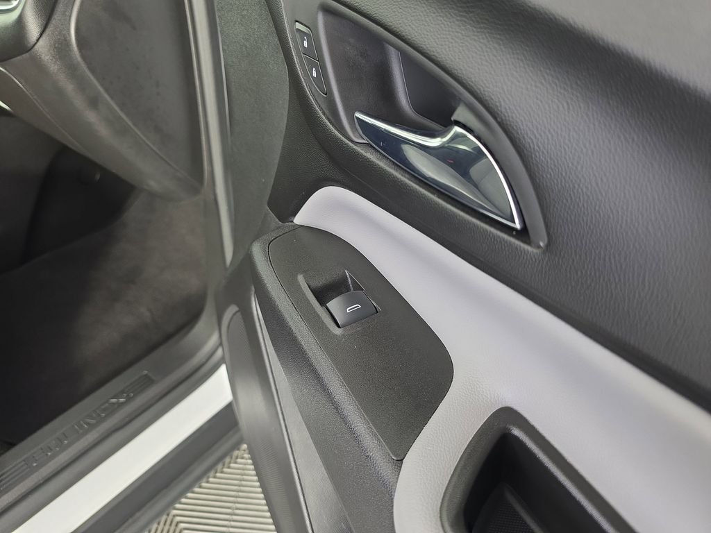 Used 2022 White Chevrolet LT image 33