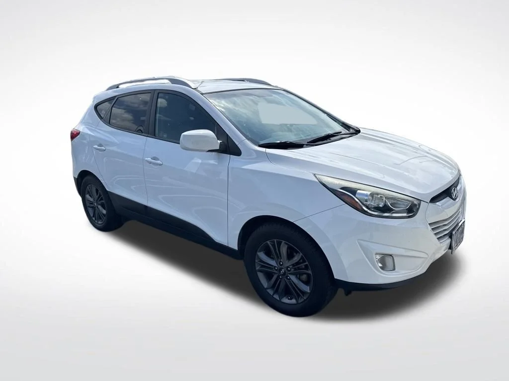 Used 2015 White Hyundai SE image 2