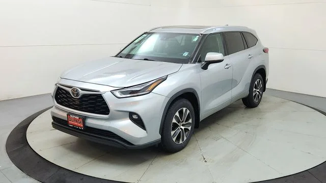 Used 2021 Silver Toyota XLE image 3