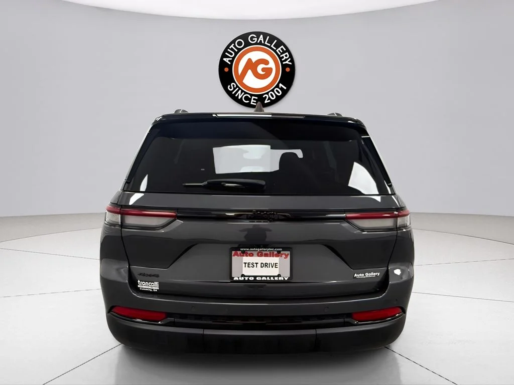 Used 2023 Gray Jeep Altitude X image 4