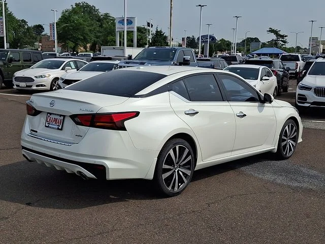 Used 2019 White Nissan 2.5 Platinum image 6