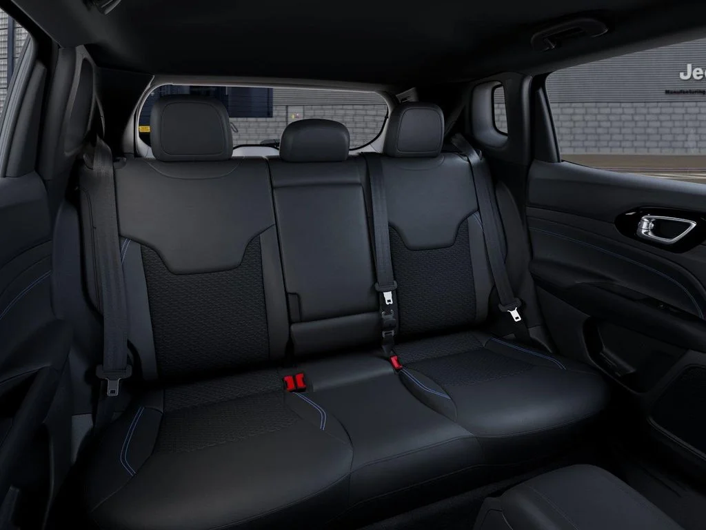 New 2026 Bright White Clear-Coat Exterior Paint Jeep Latitude Altitude image 15