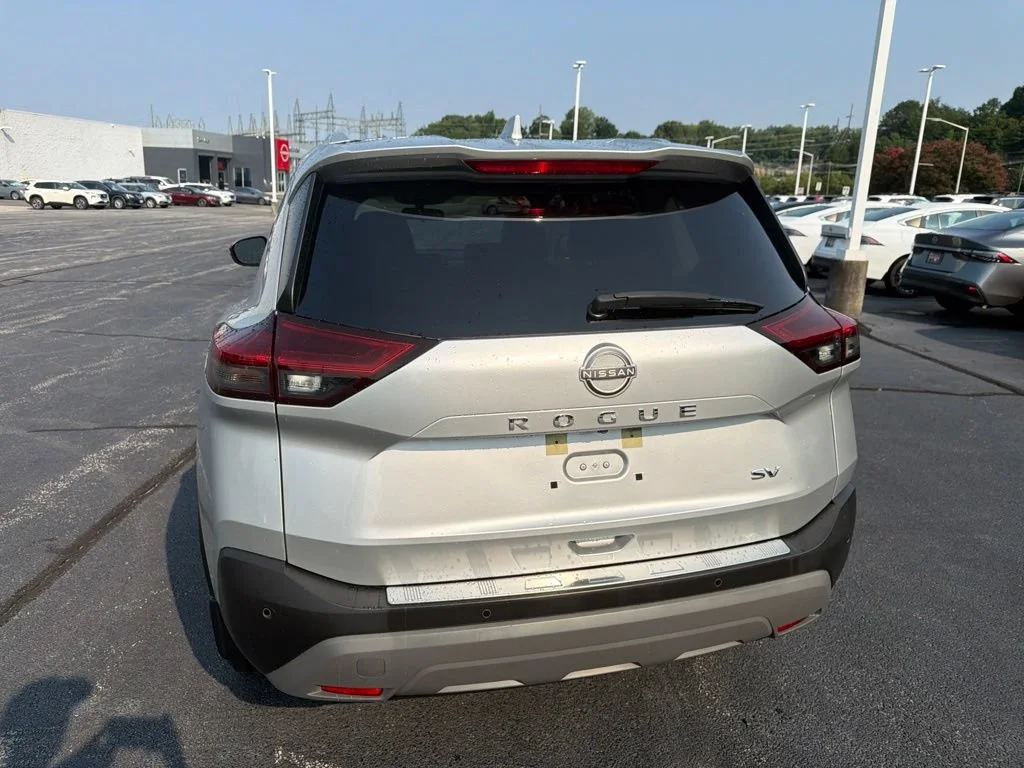 Used 2022 Silver Nissan SV image 7