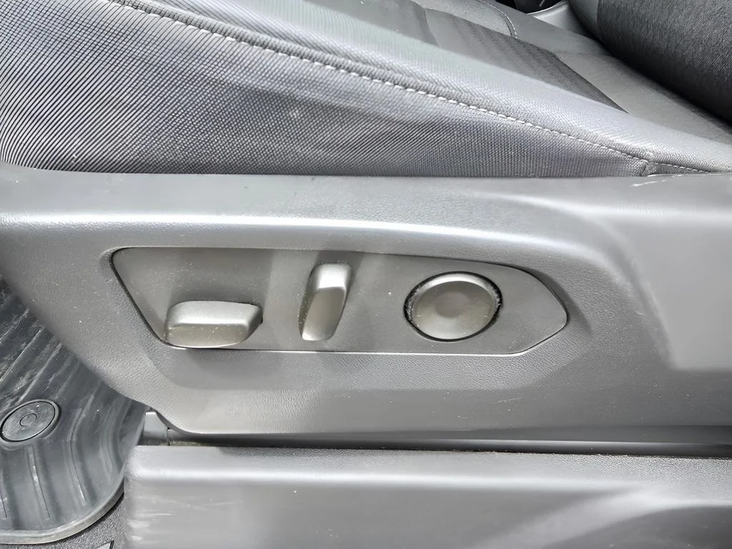 Used 2025 Sterling Metallic GMC SLE image 14