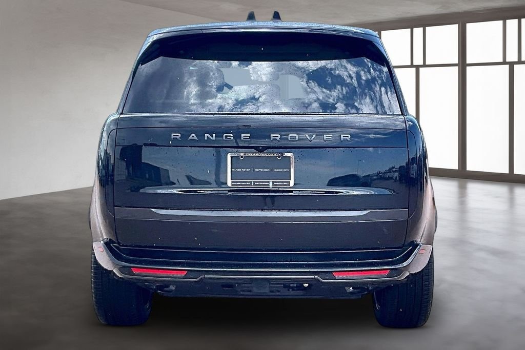 New 2026 Santorini Black Metallic Land Rover SE image 4