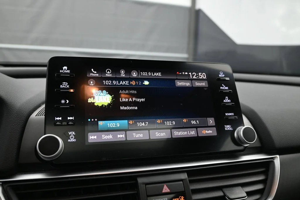 Used 2018 Modern Steel Metallic Honda Touring image 41