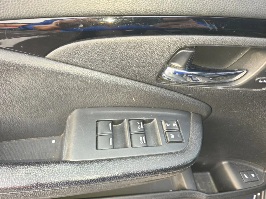 Used 2016  Honda Touring image 23