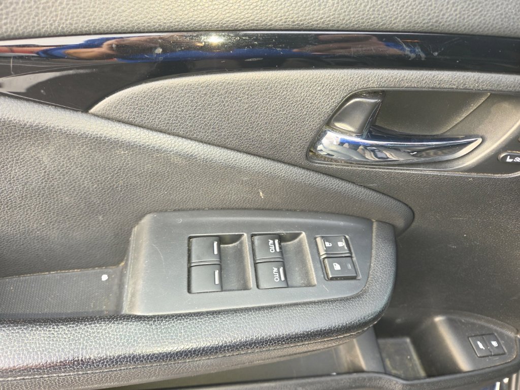 Used 2016  Honda Touring image 23