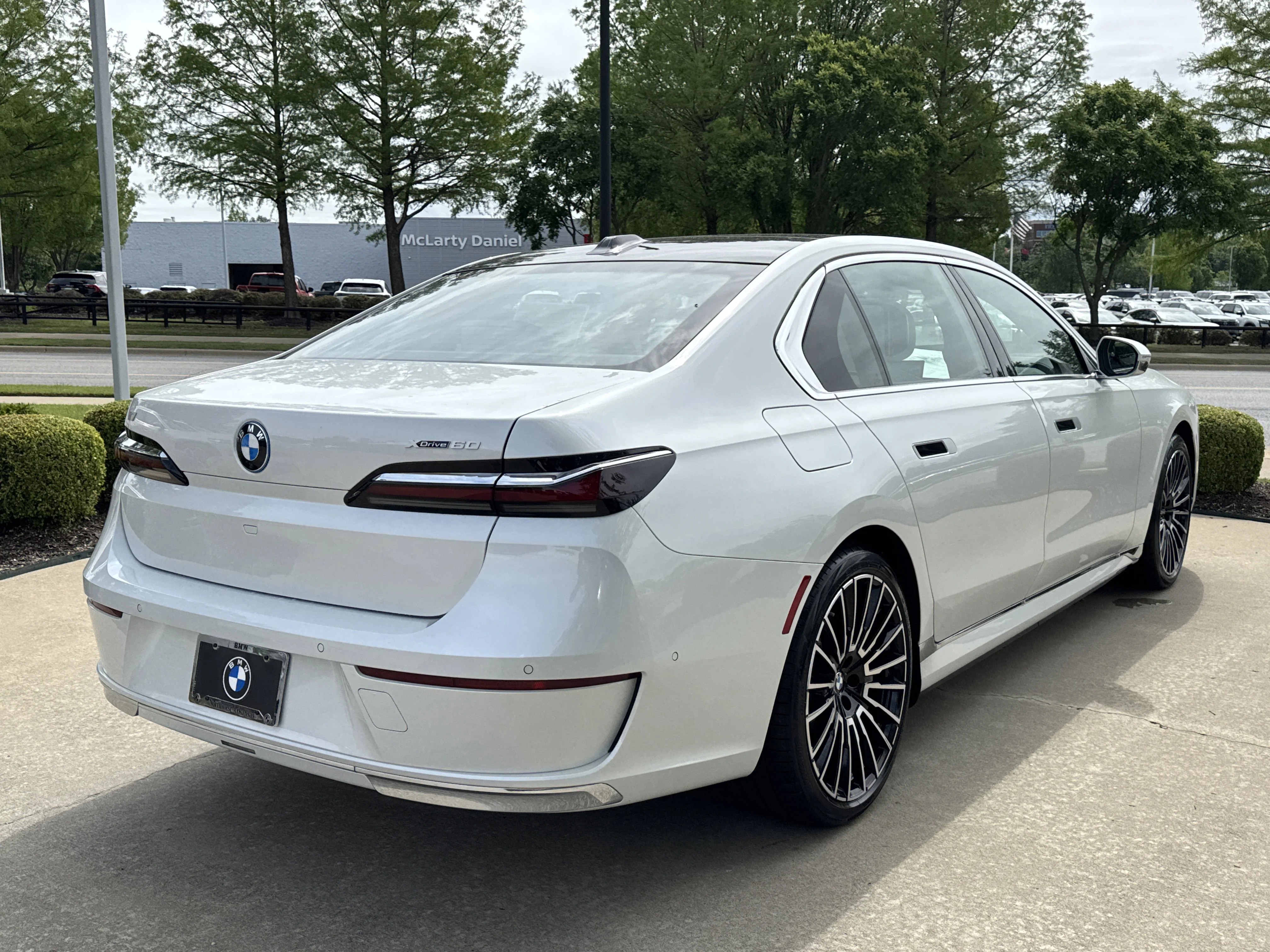 New 2026 MINERAL WHITE BMW xDrive60 image 5