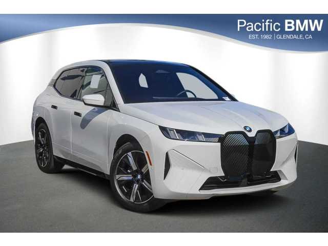 Used 2026 Alpine White BMW xDrive60 image 1