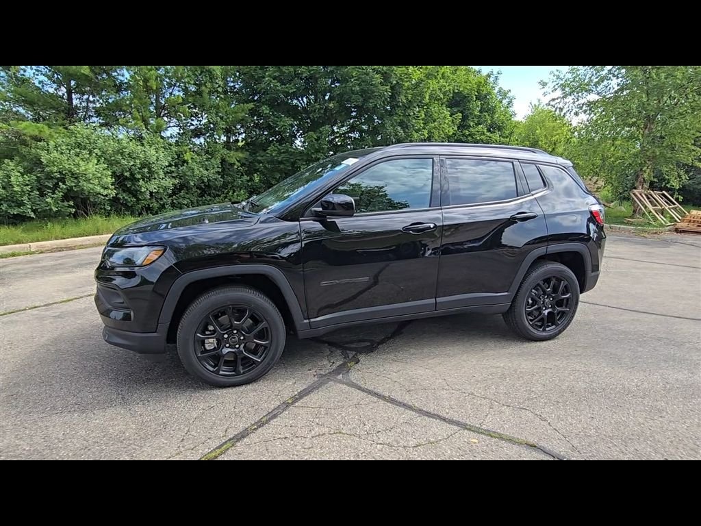 New 2026 Diamond Black Crystal Pearl-Coat Exterior Paint Jeep Altitude image 4