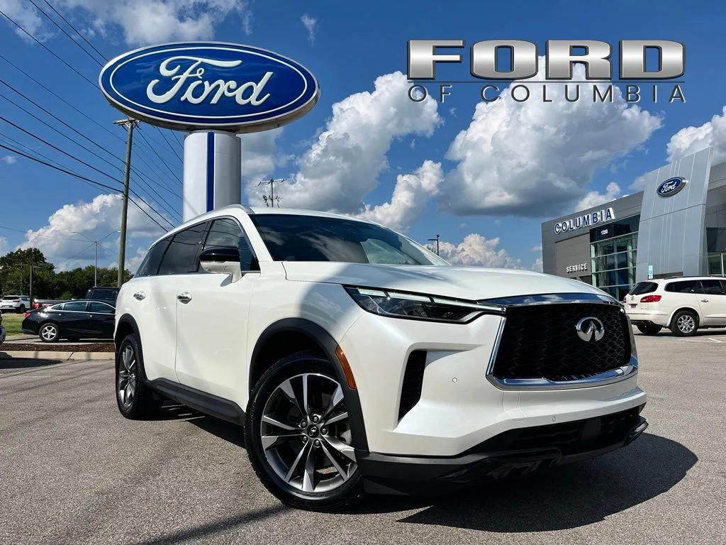 Used 2023 White INFINITI LUXE image 1