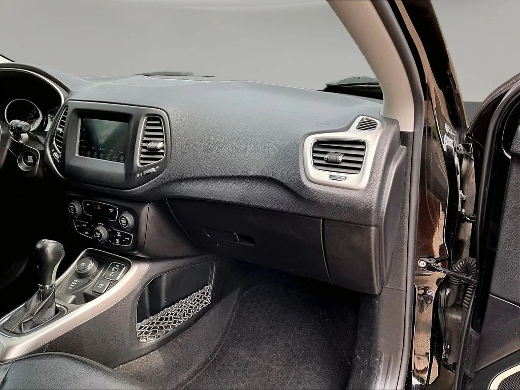 Used 2018 Black Jeep Latitude image 30