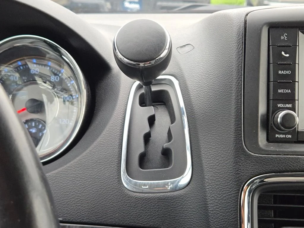 Used 2013 Silver Chrysler Touring-L image 30