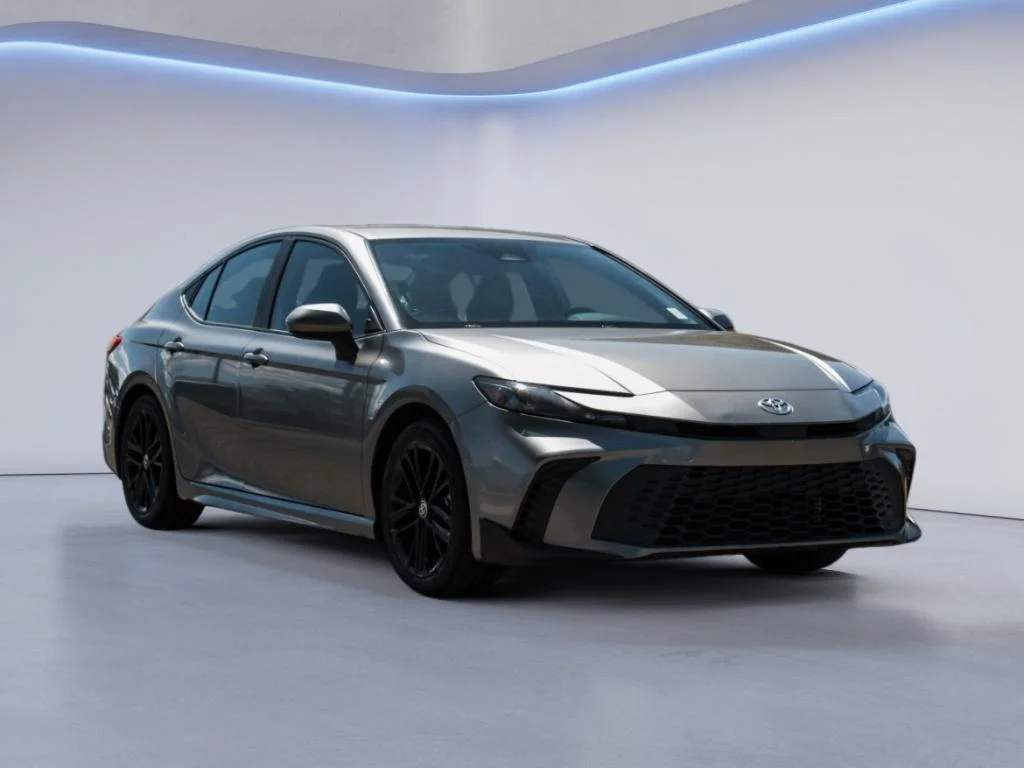 Used 2025  Toyota SE image 3