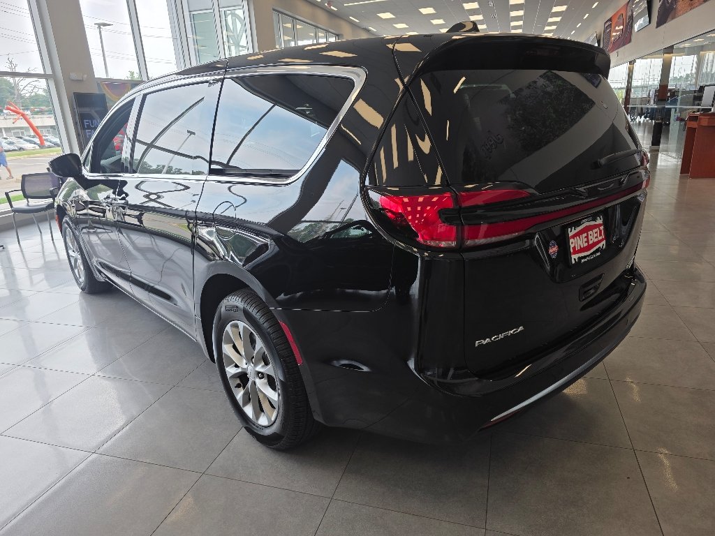 New 2027 Diamond Black Crystal Pearl-Coat Exterior Paint Chrysler Limited image 9