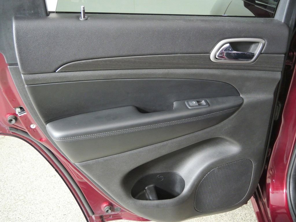 Used 2017 Red Jeep Altitude image 27