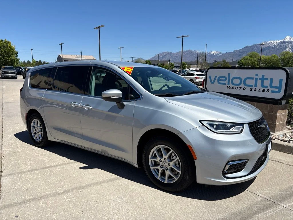 2023 Chrysler Pacifica Touring L's photo