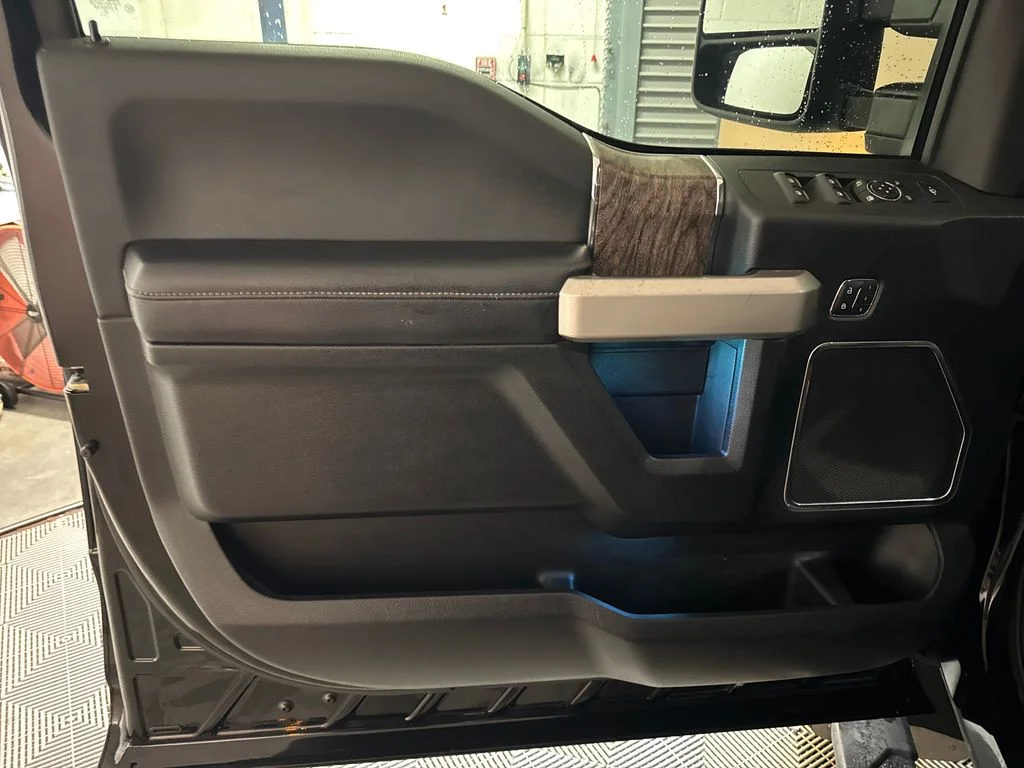 Used 2017  Ford Lariat image 18