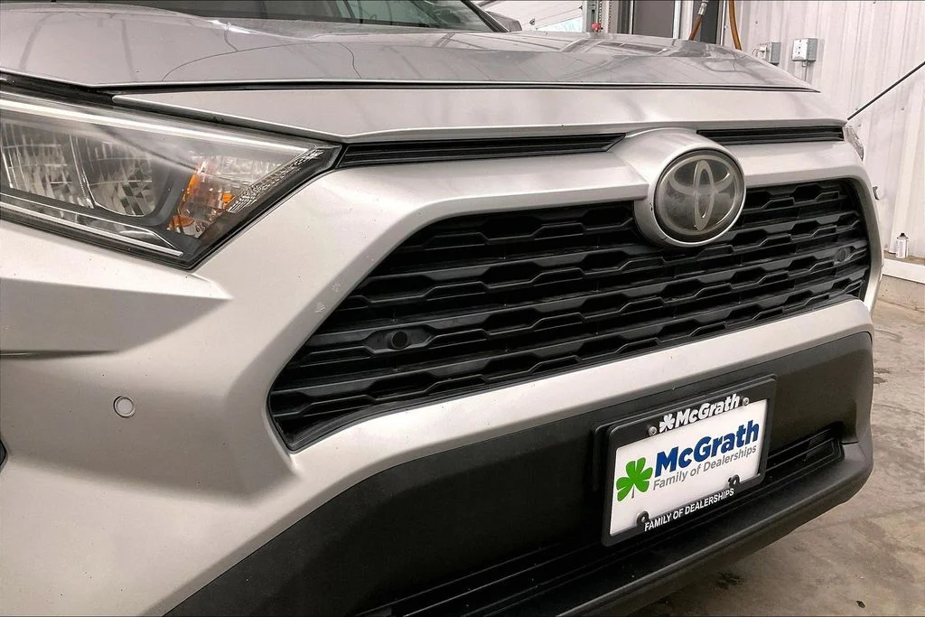 Used 2019 Silver Toyota XLE Premium image 32