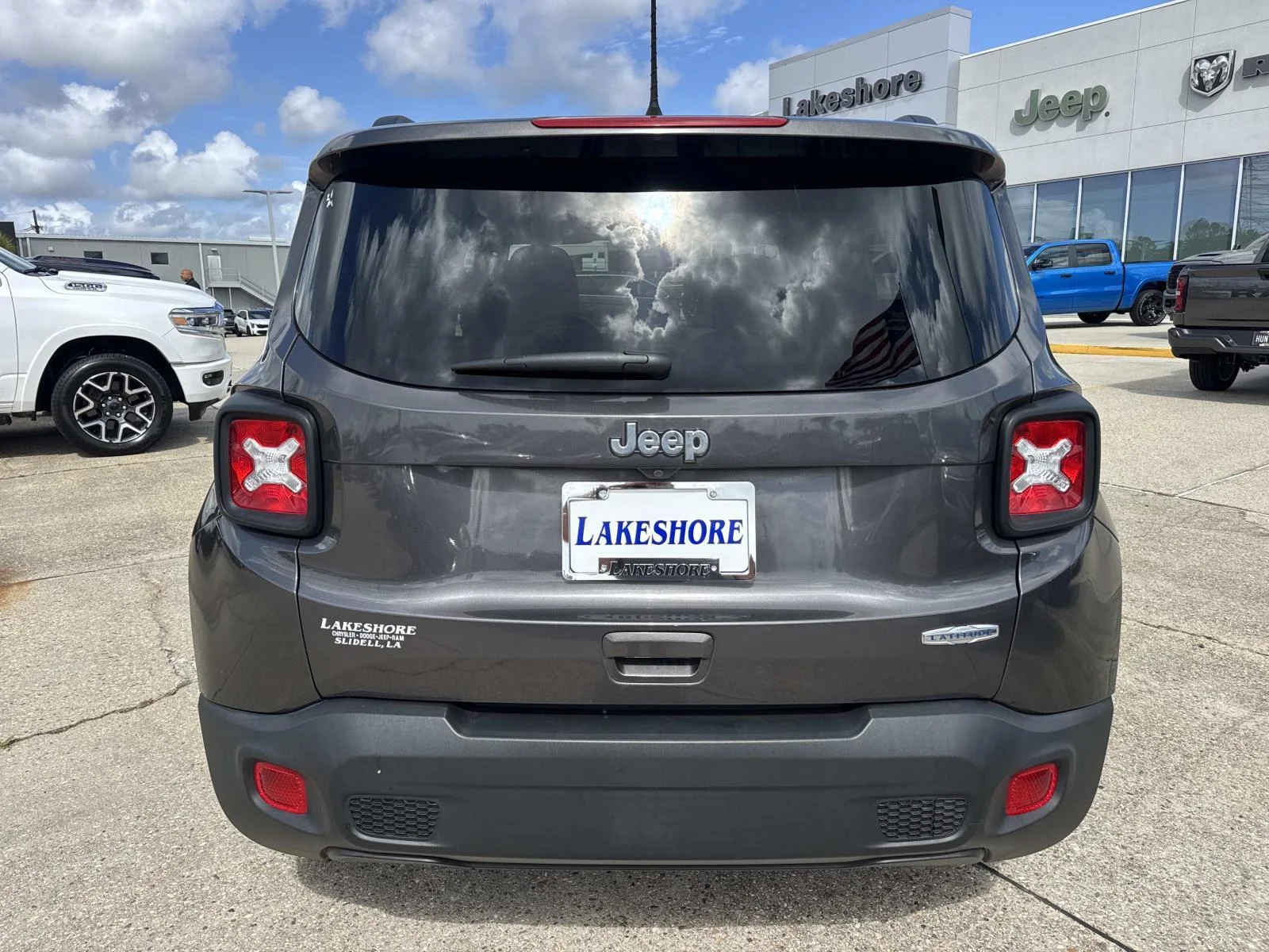 Used 2021 Granite Crystal Metallic Clearcoat Jeep Latitude FWD image 6