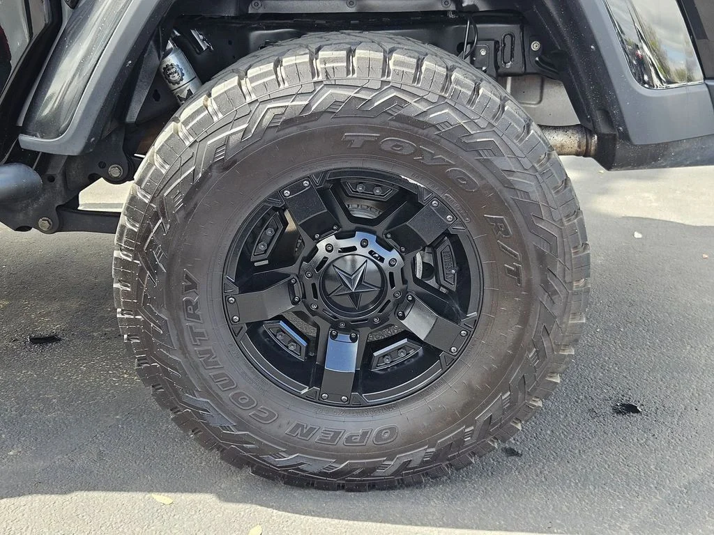 Used 2020 Black Clearcoat Jeep Overland image 31