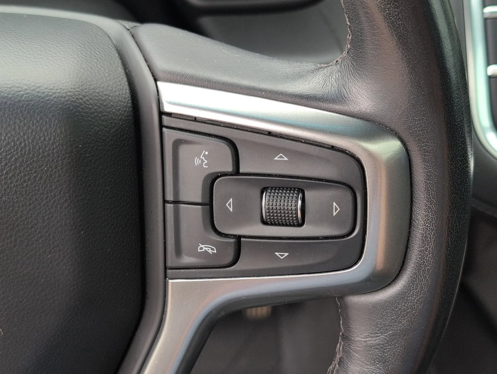 Used 2022 Black Chevrolet Z71 image 25