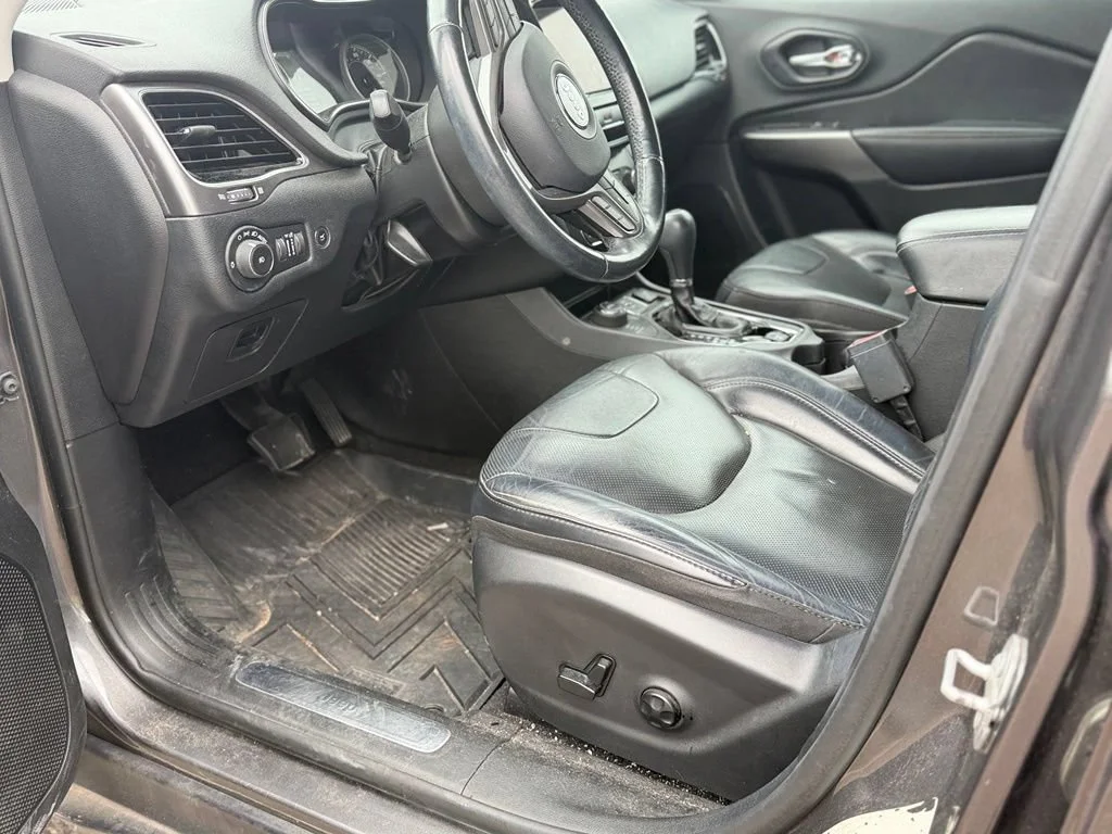 Used 2019 Gray Jeep Limited 4x4 image 18
