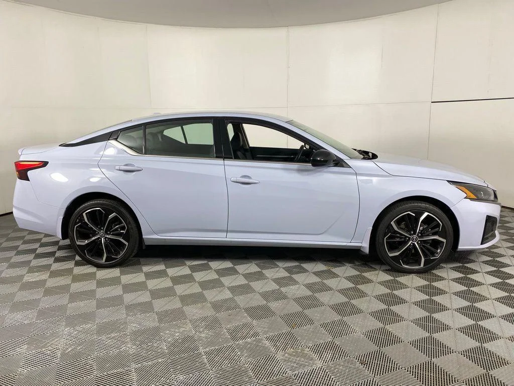 Used 2023 Pearl Nissan 2.5 SR image 11