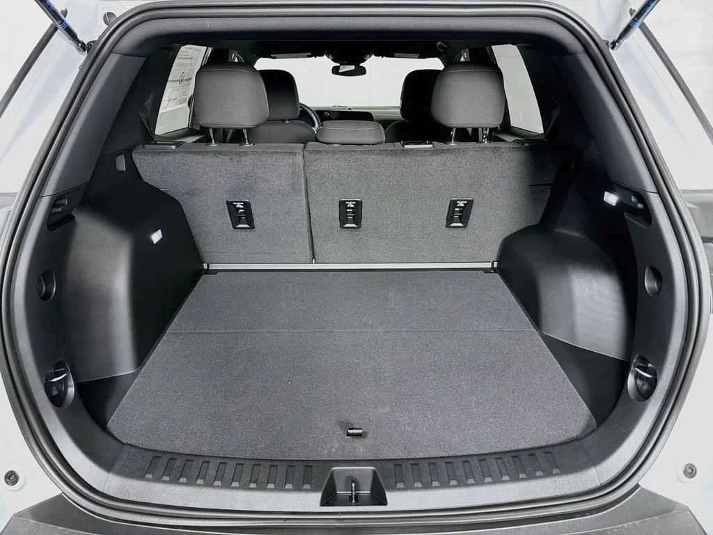New 2027 Summit White Chevrolet LT image 25