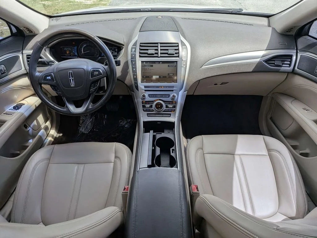 Used 2017 White Lincoln Premiere image 13