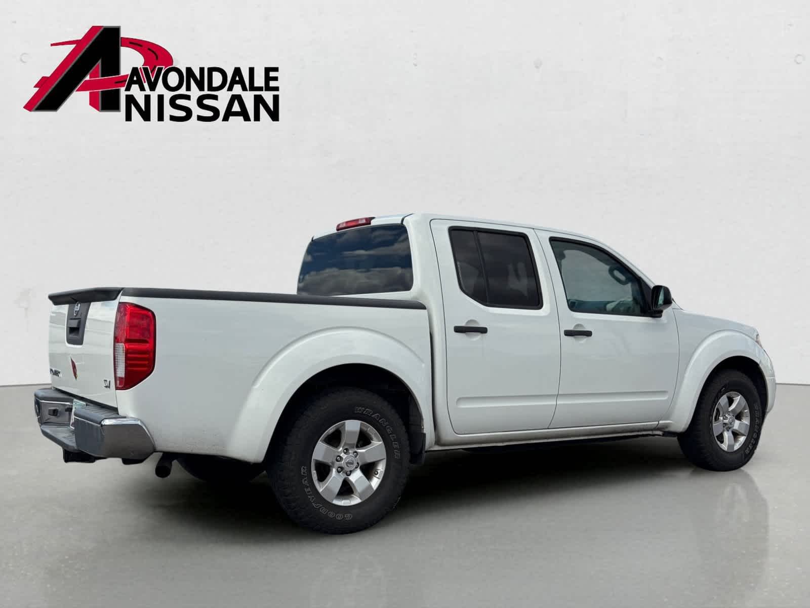Used 2013 Glacier White Nissan SV image 3