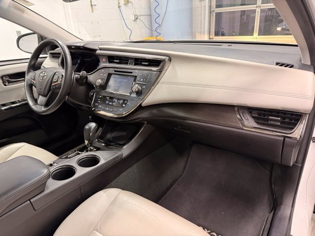 Used 2017 White Toyota XLE image 18