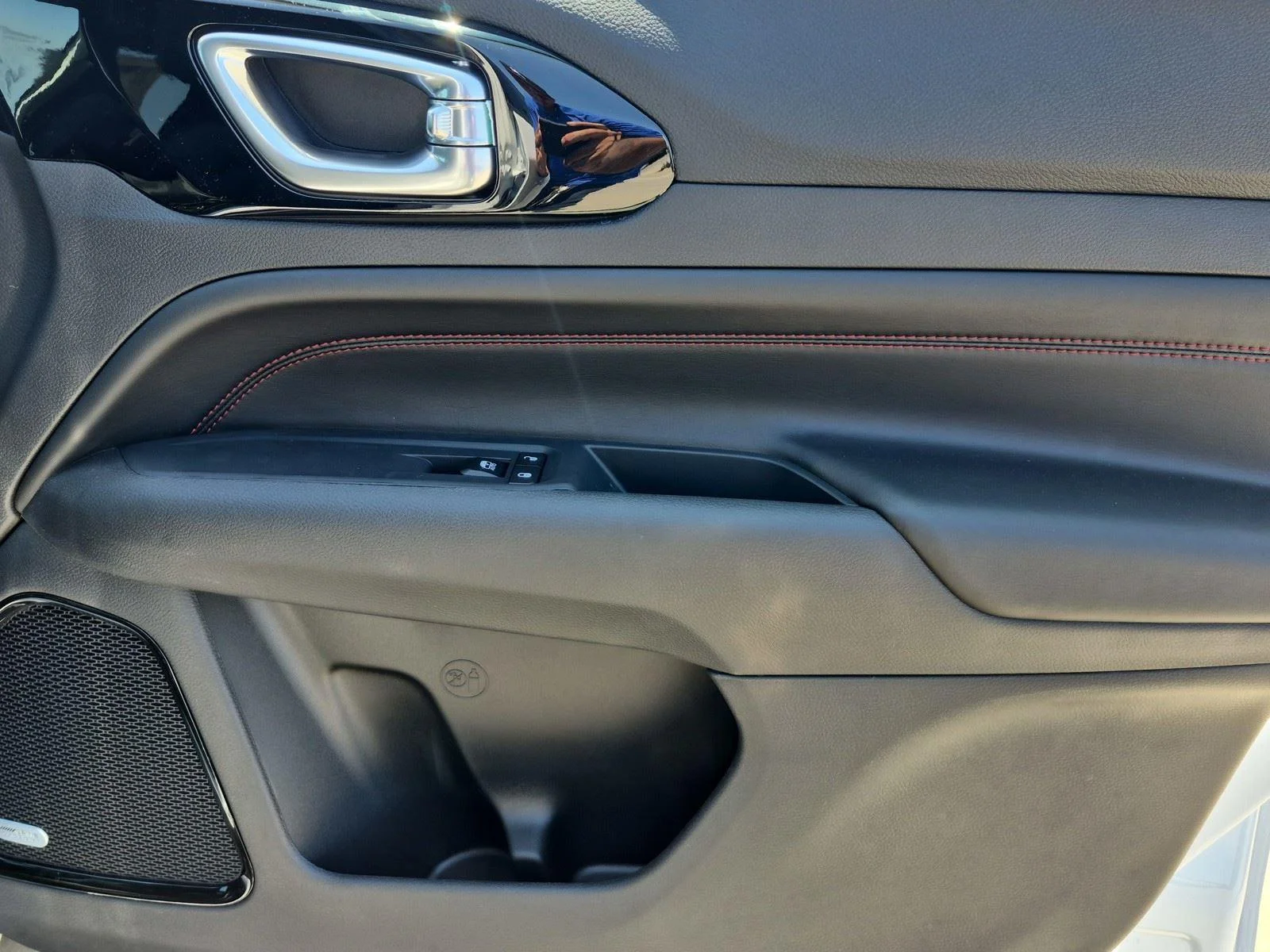 New 2026 Bright White Clear-Coat Exterior Paint Jeep Trailhawk image 10