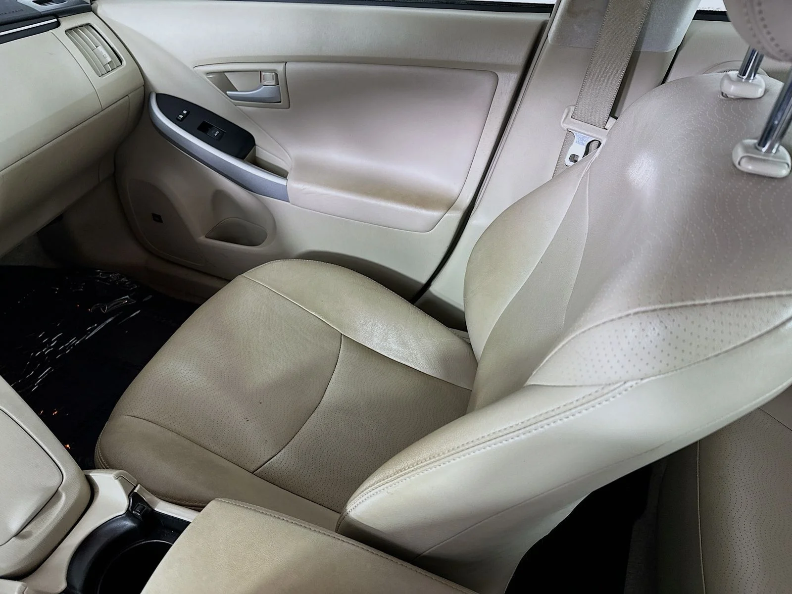 Used 2010 Gold Toyota IV image 23