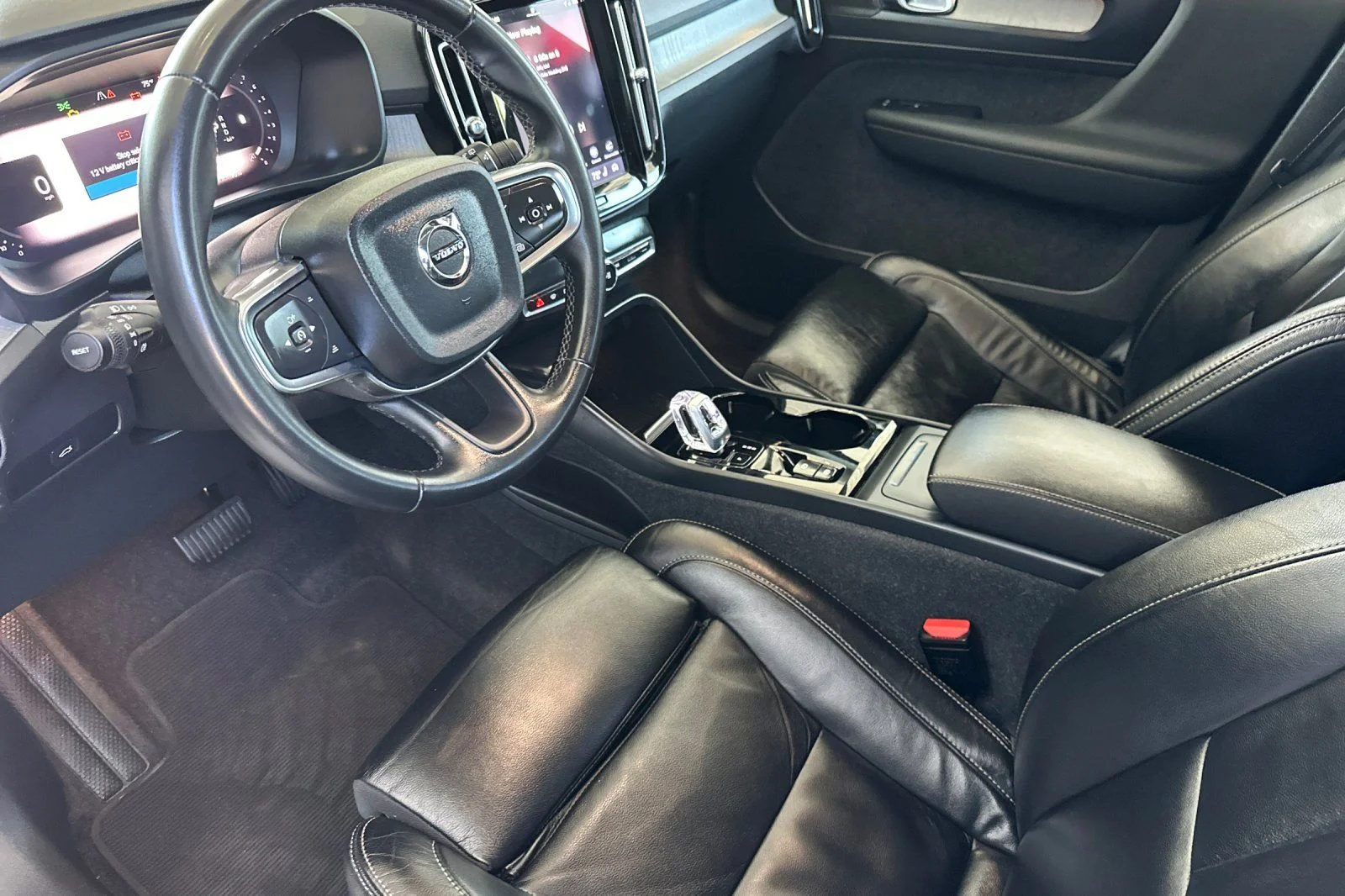 Used 2023 White Volvo B5 Plus Dark Theme image 9