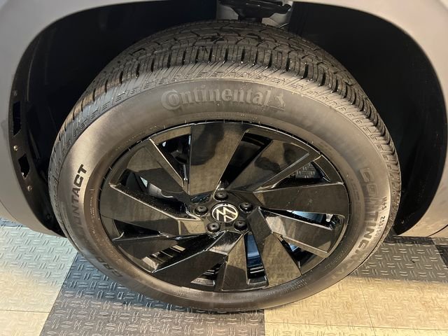 New 2026 White Volkswagen SE w/Technology image 9
