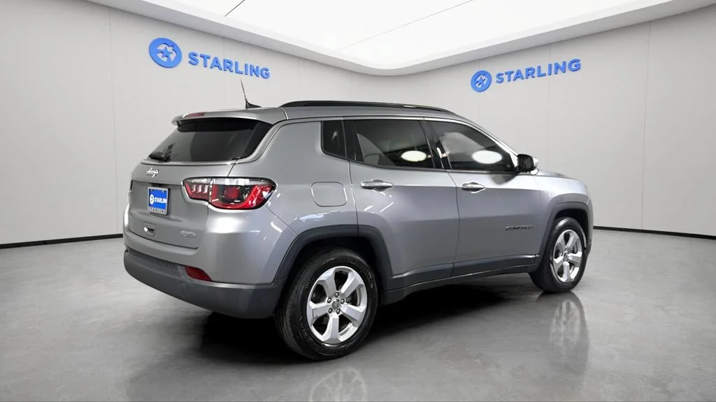 Used 2020 Silver Jeep Latitude FWD image 9