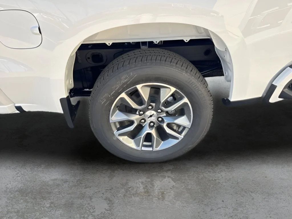 New 2026 Summit White Chevrolet RST image 39