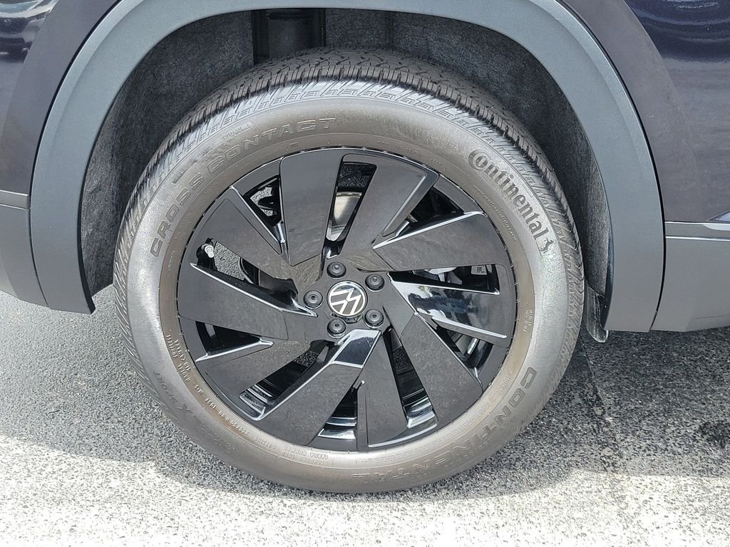 Certified Used 2024  Volkswagen 2.0T SE w/Technology image 5