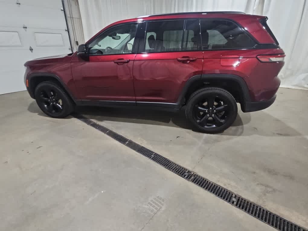 Used 2023 Velvet Red Pearlcoat Jeep Limited image 3