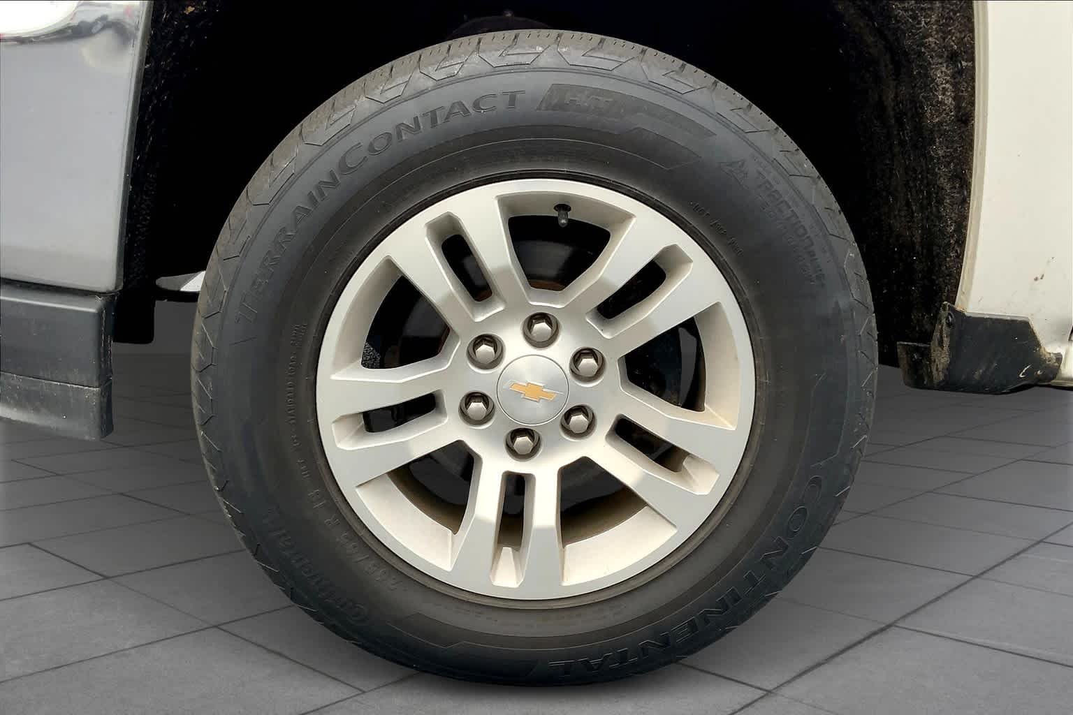 Used 2016 Iridescent Pearl Tricoat Chevrolet LT image 11