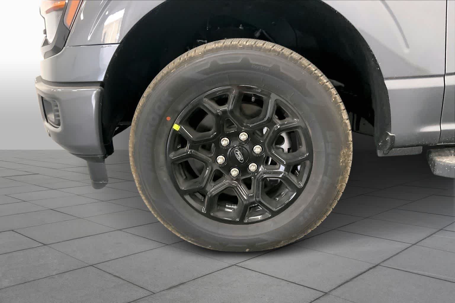 New 2026 Carbonized Gray Metallic Ford XLT image 9