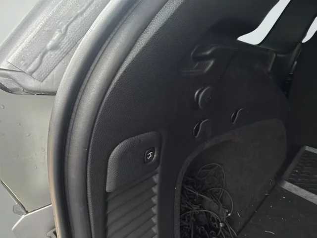 Used 2018 Silver Jeep Limited image 27