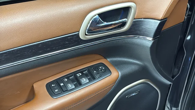 Used 2015 Brilliant Black Crystal Pearlcoat Jeep Summit image 21
