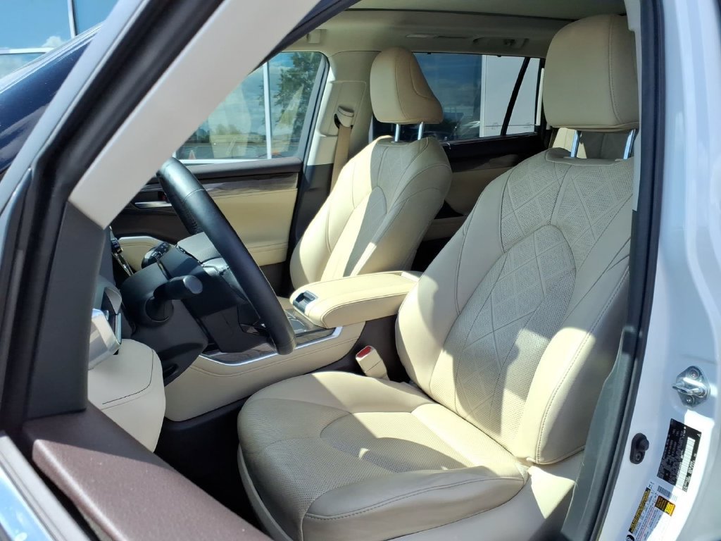 Used 2020 Blizzard Pearl Toyota Platinum image 2