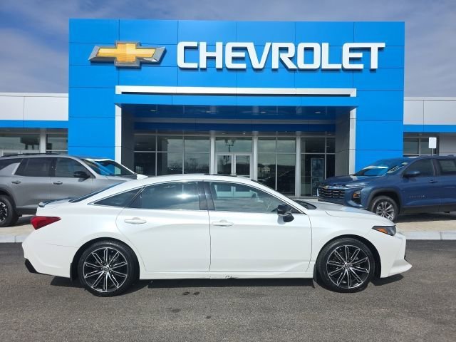 Used 2019 White Toyota XLE image 3
