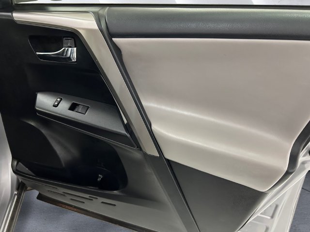 Used 2018 Silver Toyota XLE image 15