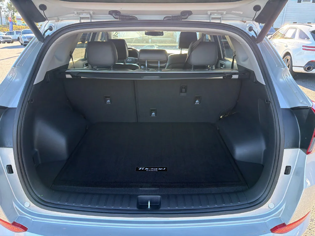 Used 2016 Silver Hyundai Limited image 18