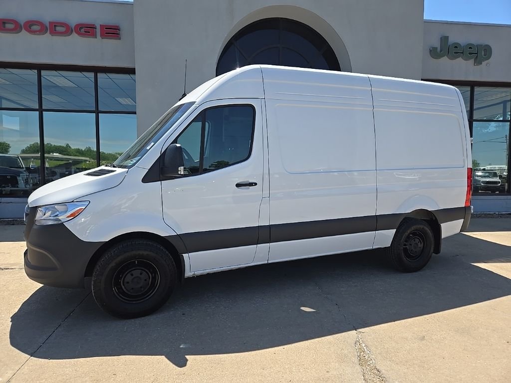 Used 2025  Mercedes-Benz Cargo 144 WB image 4
